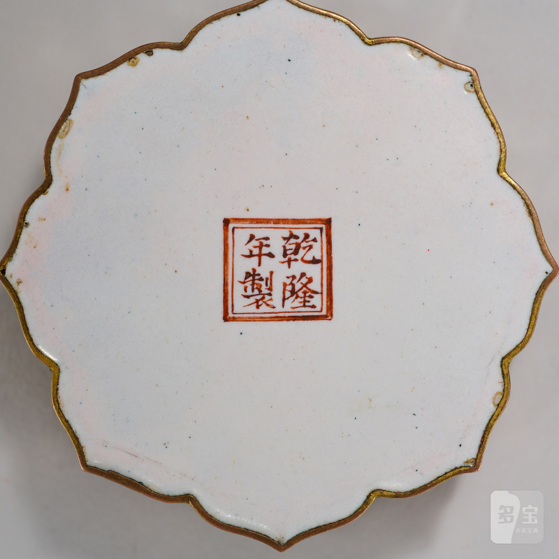 清乾隆 铜胎画珐琅西番莲纹葵口香盒 - 图5